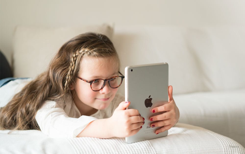 girl - blue light glasses coating - tablet - smiling