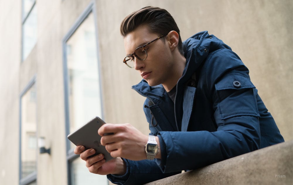 blue light glasses coating - boy - tablet 