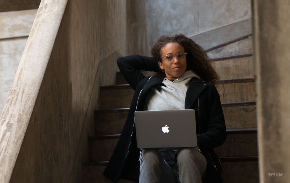 blue light glasses coating - girl - sitting - laptop