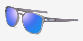 Oakley Latch Beta Matte Gray Ink Plastique Soleil de Lunette de vue d'EyeBuyDirect, Vue d'Angle