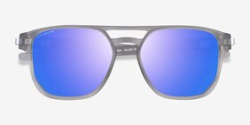 Oakley Latch Beta Matte Gray Ink Plastique Soleil de Lunette de vue d'EyeBuyDirect, Vue Rapprochée