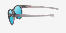 Oakley Reedmace Matte Gray Ink Plastique Soleil de Lunette de vue d'EyeBuyDirect, Vue de Côté