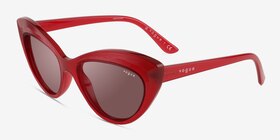 Vogue Eyewear VO5377S Rouge Plastique Soleil de Lunette de vue d'EyeBuyDirect, Vue d'Angle