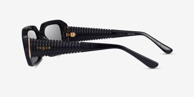 Vogue Eyewear VO5565S Noir PlastiqueSoleil de Lunette de vue d'EyeBuyDirect, Vue de Côté