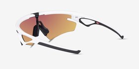 Oakley Sphaera Matte White Plastique Soleil de Lunette de vue d'EyeBuyDirect, Vue de Côté