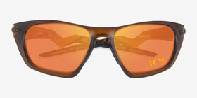 Oakley Lateralis Matte Dark Amber Plastique Soleil de Lunette de vue d'EyeBuyDirect, Vue Rapprochée
