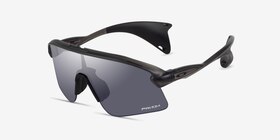 Oakley OO9518 Stunt Devil Gray Smoke Plastique Soleil de Lunette de vue d'EyeBuyDirect, Vue d'Angle