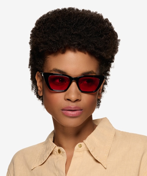 Cat-eye frame sunglasses in shiny black acetate