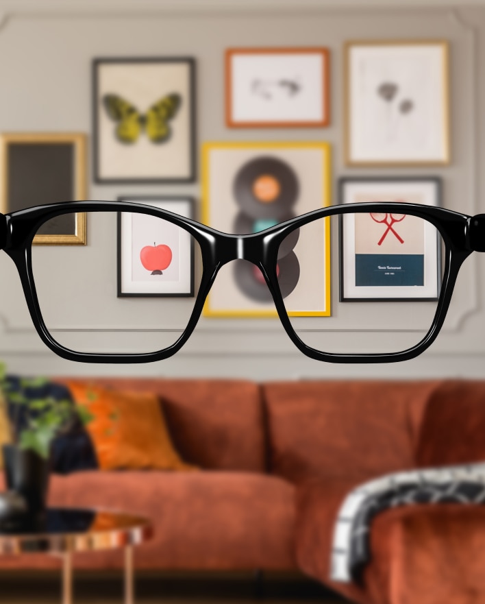 A demonstration of how nearsighted glasses improve vision