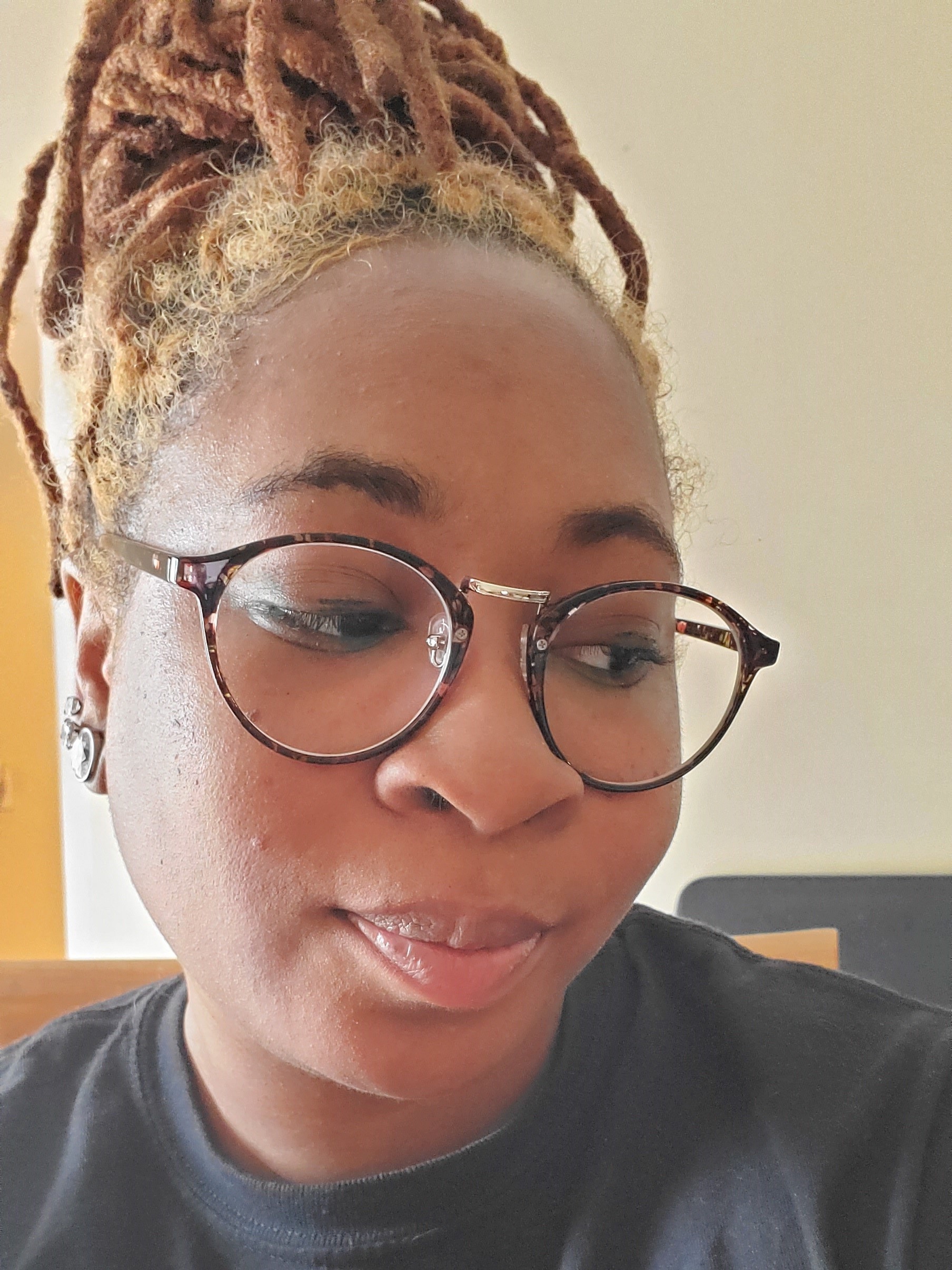 Melissa T. R. - Red/Floral - round - plastic