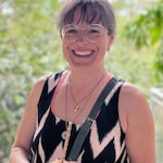 Miriam V. - Golden - geometric - metal